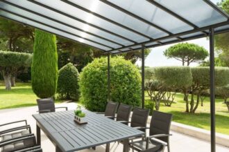 Tonnelle et pergola dans un jardin ensoleillé pour se détendre