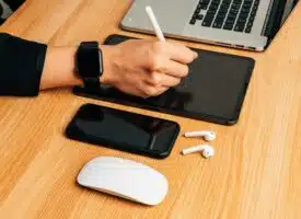 tablette et iphone sur un bureau