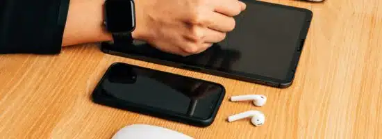 tablette et iphone sur un bureau