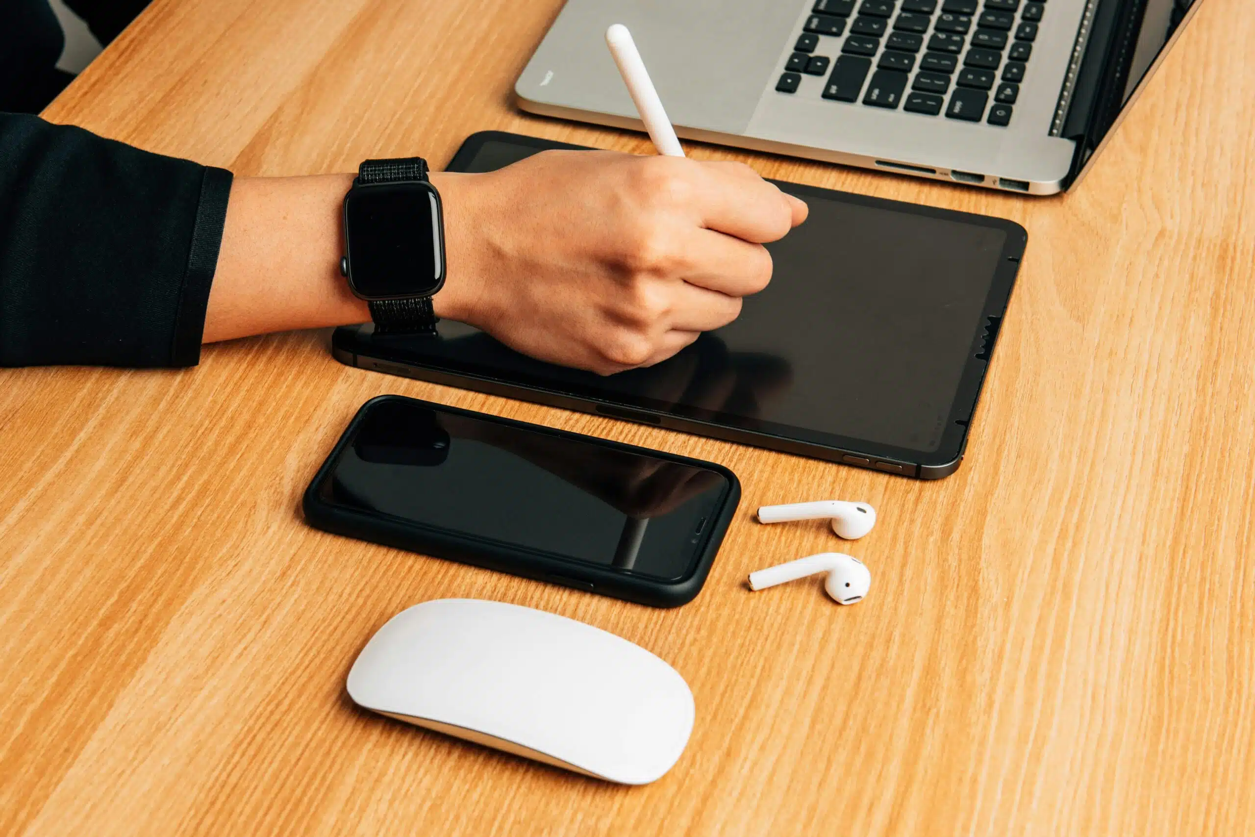 tablette et iphone sur un bureau