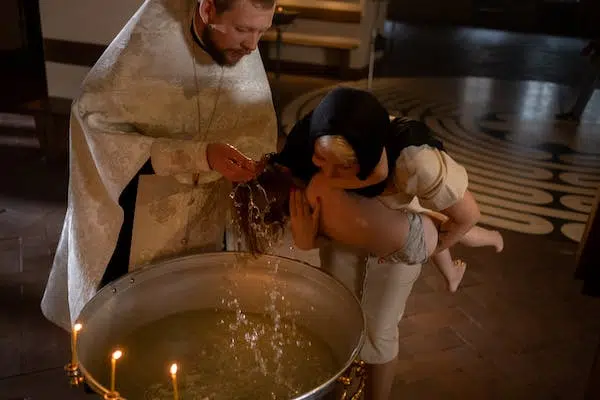 Le baptême catholique en 5 étapes clés