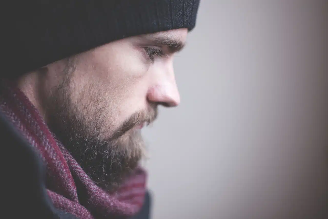 Un homme avec un bonnet et un snood