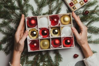 Boîtes de rangement pour décorations de Noël étiquetées et bien organisées