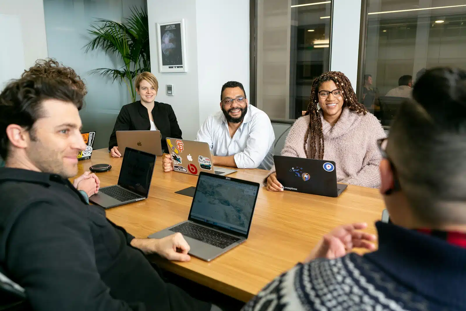 groupe de personnes en réunion